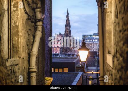 Viktorianisches gotisches Scott Monument von einer schmalen Passage in der High Street in Edinburgh, der Hauptstadt Schottlands, Teil von Großbritannien Stockfoto