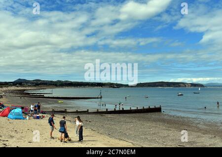 Abersoch, Gwynedd / Wales / Juli 11 20120 : EIN langer Strand an einer Bucht in der charmanten walisischen Küstenstadt Abersoch. Urlauber entspannen am Strand o Stockfoto