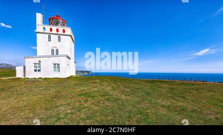 Landschaft mit weißem Leuchtturm am Kap Dyrholaey. Lage: Kap Dyrholaey (Cape Portland), in der Nähe von Vik Dorf, Insel, Europa Stockfoto