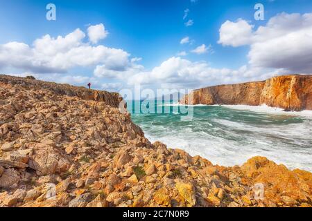 Fantastische Aussicht auf Klippen im Tal Cala Domestica und Sturm auf dem Meer. Lage: Buggerru, Süd-Sardinien, Italien Europa Stockfoto