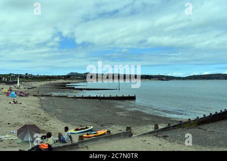 Abersoch, Gwynedd / Wales / Juli 11 2020 : Blick über die Bucht in der charmanten walisischen Küstenstadt Abersoch. Urlauber entspannen sich auf dem Sand Blick Stockfoto