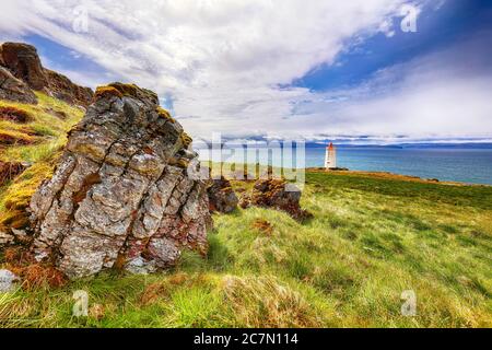 Atemberaubende Aussicht auf Skarsviti Leuchtturm in Vatnsnes Halbinsel an einem klaren Tag in Nordisland. Lage: Hvammstangi, Vatnsnes Halbinsel, Island, Europ Stockfoto