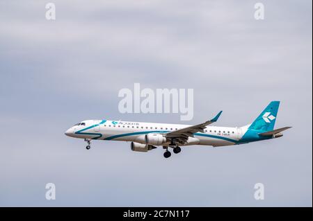 Air Dolomiti Embraer ERJ195LR / E195 i-ADJU in Landekonfiguration bei Landeanflug auf dem Frankfurter Flughafen in Deutschland Stockfoto