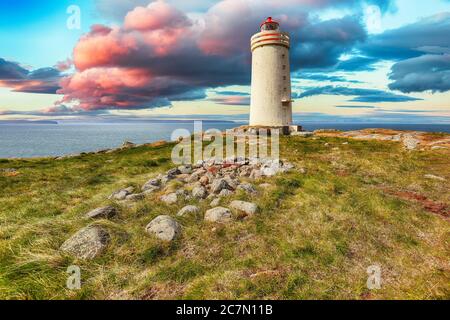 Atemberaubende Aussicht auf Skarsviti Leuchtturm in Vatnsnes Halbinsel an einem klaren Tag in Nordisland. Lage: Hvammstangi, Vatnsnes Halbinsel, Island, Europ Stockfoto