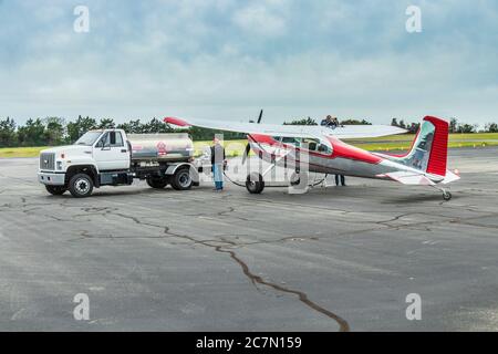 Betankung eines einmotorigen Cessna-Flugzeugs am städtischen Flughafen Brenham in der Nähe von Brenham, Texas. Stockfoto