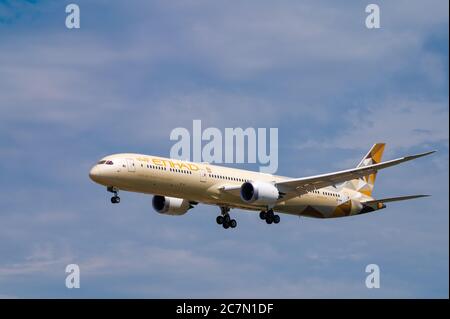 Etihad Airways Boeing 787-10 Dreamliner A6-BMA Flugzeuge in Landekonfiguration auf dem Anflug auf den Frankfurter Flughafen in Deutschland Stockfoto