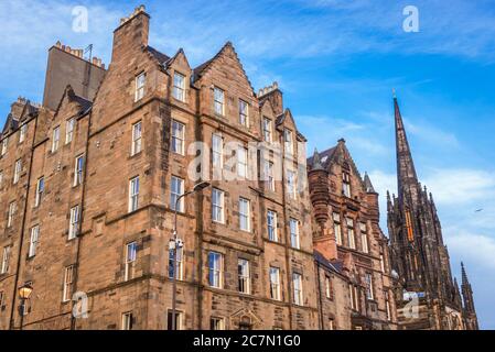 Gebäude auf der Johnston Terrace in Edinburgh, der Hauptstadt von Schottland, Großbritannien, Blick mit dem Hub Gebäude auch genannt Tollbooth Kirk Stockfoto