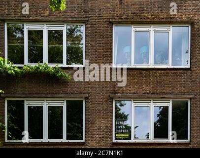 AMSTERDAM, NIEDERLANDE 1. JULI 2020: Poster zu schwarzen Leben in einem Wohnungsfenster Stockfoto