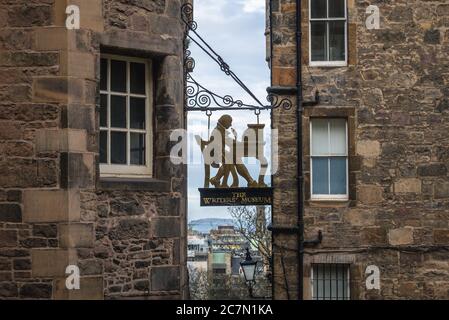 Schild des Schriftstellermuseums in Edinburgh, der Hauptstadt Schottlands, Großbritannien Stockfoto