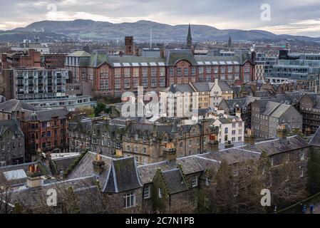 Luftaufnahme von der Esplanade des Schlosses in Edinburgh, Hauptstadt von Schottland, Teil von OK, Lauriston Campus der Universität von Edinburgh in der Mitte Stockfoto