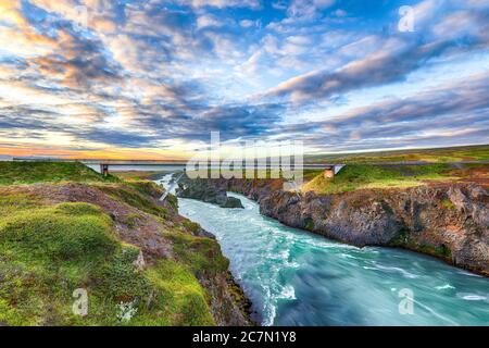 Unglaubliche Landschaft Szene des Skjalfandafljot Flusses in der Nähe Godafoss Wasserfall. Brücke über den Fluss Skjalfandafljot. Lage: Bardardardalur Tal, Skjalfan Stockfoto