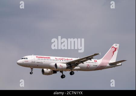 Tunisair Airlines Airbus A320 TS-IMS in Landekonfiguration auf dem Anflug auf den Frankfurter Flughafen in Deutschland Stockfoto