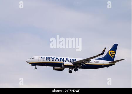 Ryanair Boeing 737-800 9H-QAQ Flugzeuge in Landekonfiguration auf dem Anflug auf den Frankfurter Flughafen in Deutschland zu landen Stockfoto
