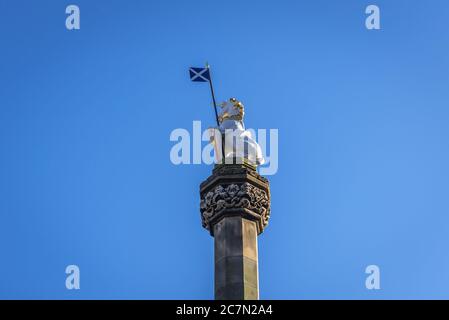 Einhorn-Statue auf dem Mercat Cross am Parliament Square neben der St Giles Cathedral in Edinburgh, der Hauptstadt Schottlands, Teil des Vereinigten Königreichs Stockfoto