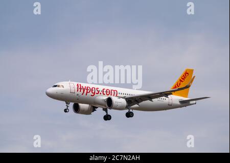 Pegasus Airlines Airbus A320neo TC-NBD in Landekonfiguration auf dem Anflug auf den Frankfurter Flughafen in Deutschland Stockfoto