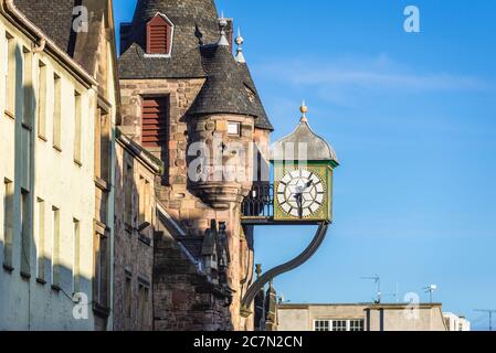 Uhr auf dem historischen Canongate Tollbooth Gebäude in der Canongate Street in Edinburgh, der Hauptstadt von Schottland, Teil von Großbritannien Stockfoto