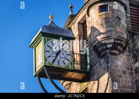 Uhr auf dem historischen Canongate Tollbooth Gebäude in der Canongate Street in Edinburgh, der Hauptstadt von Schottland, Teil von Großbritannien Stockfoto