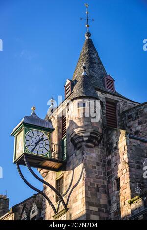 Uhr auf dem historischen Canongate Tollbooth Gebäude in der Canongate Street in Edinburgh, der Hauptstadt von Schottland, Teil von Großbritannien Stockfoto