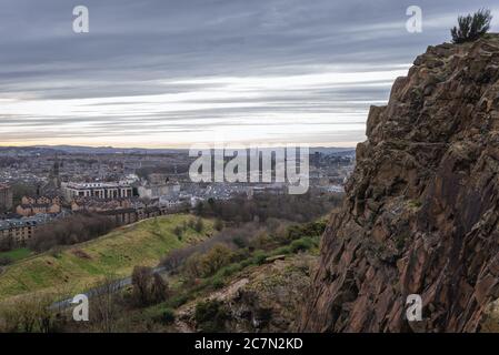 Blick von den Salisbury Crags im Holyrood Park in Edinburgh, der Hauptstadt Schottlands, Teil des Vereinigten Königreichs Stockfoto