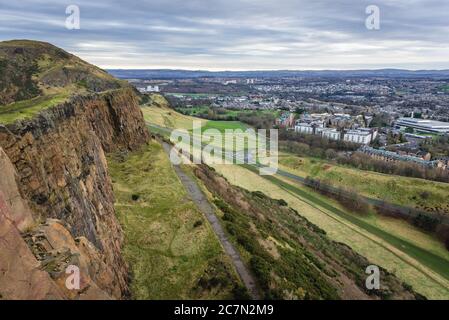 Blick von den Salisbury Crags im Holyrood Park in Edinburgh, der Hauptstadt Schottlands, Teil des Vereinigten Königreichs Stockfoto
