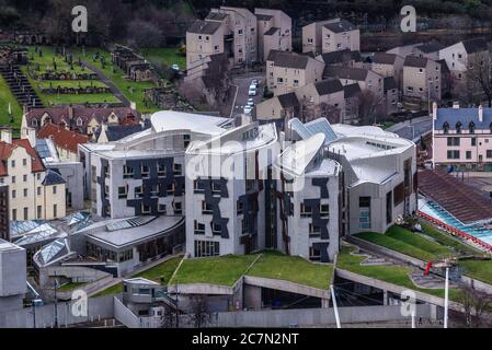 Scottish Parliament Building vom Holyrood Park in Edinburgh, der Hauptstadt von Schottland, Teil von Großbritannien Stockfoto