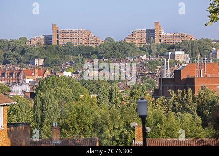 Dawson's Heights, das berühmte Stadtwohnungsprojekt der 1960er Jahre in South London, entworfen von Kate Macintosh. Nordhöhen, vom Denmark Hill aus gesehen. Stockfoto