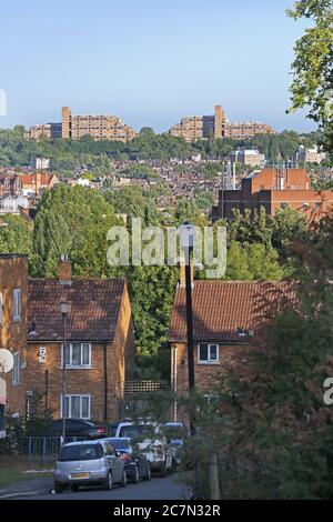 Dawson's Heights, das berühmte Stadtwohnungsprojekt der 1960er Jahre in South London, entworfen von Kate Macintosh. Nordhöhen, vom Denmark Hill aus gesehen. Stockfoto