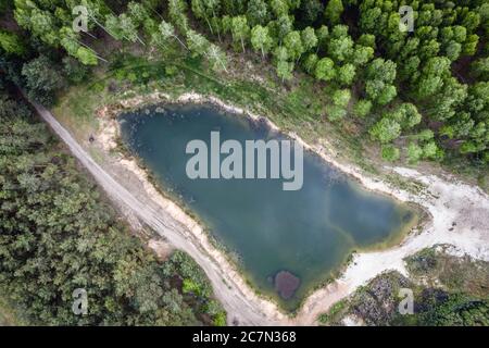 Kleiner künstlicher Teich im Wald in WeGrow County, Polen Stockfoto