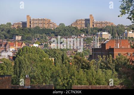 Dawson's Heights, das berühmte Stadtwohnungsprojekt der 1960er Jahre in South London, entworfen von Kate Macintosh. Nordhöhen, vom Denmark Hill aus gesehen. Stockfoto