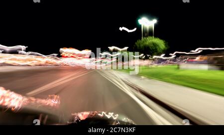 Wendover, Utah Driving Point of view in Nevada City Hotels und Casinos auf der Straße in der Nacht beleuchtet Neon-Licht-Trails abstrakt verschwommen Bewegung backgrou Stockfoto