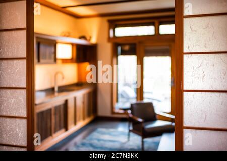 Traditionelle moderne japanische Haus Ryokan Hotelzimmer mit offenen Holz Schiebepapier Shoji Türen und Küche in verschwommenem Hintergrund Stockfoto