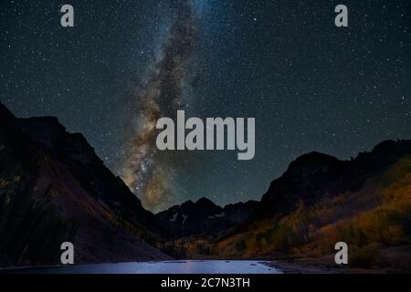 Maroon Bells See Weitwinkel Blick auf dunkle Nacht Milchstraße Himmel in Aspen, Colorado mit felsigen Berggipfel im Oktober 2019 Herbst Stockfoto