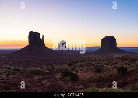 Monument Valley bietet Silhouette und Horizont bei Dunkelheit Morgendämmerung Nacht mit Sonnenaufgang buntes Licht in Arizona am Himmel Stockfoto