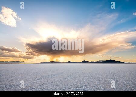 Bonneville Salt Flats Weitwinkel-Ansicht von Sturmwolken bei Sonnenuntergang in der Nähe von Salt Lake City, Utah und Bergblick mit niemand offenen Landschaft Stockfoto