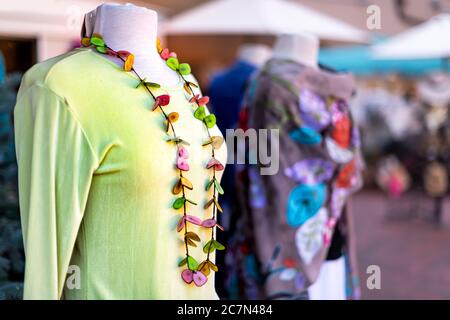 Außerhalb Store Straße in New Mexico Stadt mit verschwommenem Hintergrund und Vordergrund Nahaufnahme von grünen Kleidung Kleid Hemd mit bunten handgefertigten Halskette auf Stockfoto