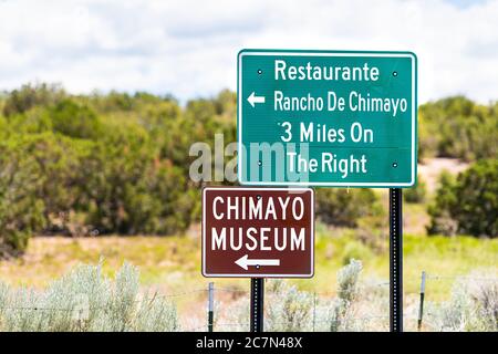 Landschaftlich schöne Fahrt im Sommer auf der High Road nach Taos berühmte Reise in der Nähe von Santa Fe mit Wegweisern zum Chimayo Stadtdorf Museum und Restaurants in New Stockfoto