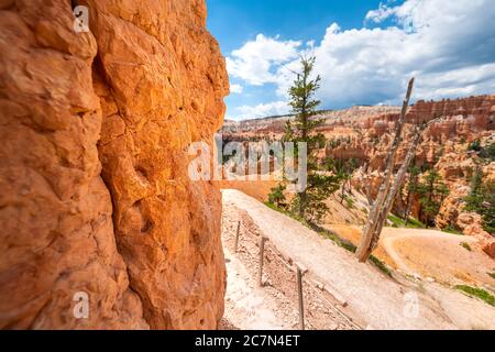 Queen's Garden Navajo Loop Trail im Bryce Canyon National Park in Utah an sonnigen Tagen mit Wanderzaun und orangefarbenem Felsen Stockfoto