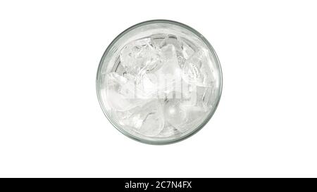 Glas mit Eis auf weißem Hintergrund. Die Aussicht von oben. Stockfoto