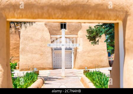 Ranchos de Taos St Francic Plaza und San Francisco de Asis Kirche mit Kreuz und Tor Eingang an sonnigen Tag in New Mexico Stockfoto