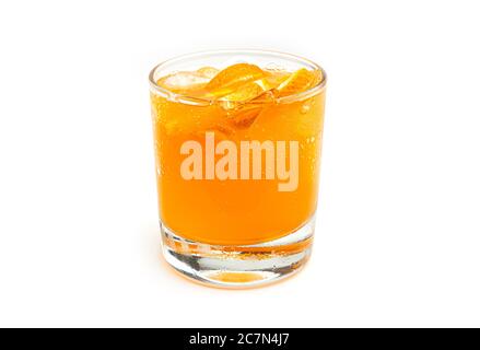 Orangenlimonade mit Eis und Scheiben frischer Orange in einem transparenten Flachglas auf weißem Hintergrund. Stockfoto