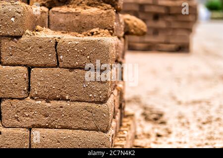 Nahaufnahme der Gebäudewand aus lehmziegeln, die während der Bauarbeiten in New Mexico die Textur zeigen Stockfoto