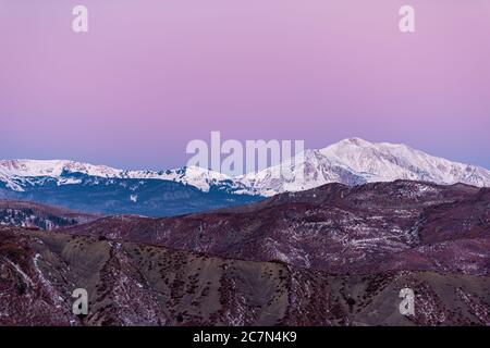 Aspen, Colorado Bunte lila rosa blau lebendige Sonnenaufgang Dämmerung mit Berggipfel Ridge Nahaufnahme Silhouette im Herbst Saison Stockfoto