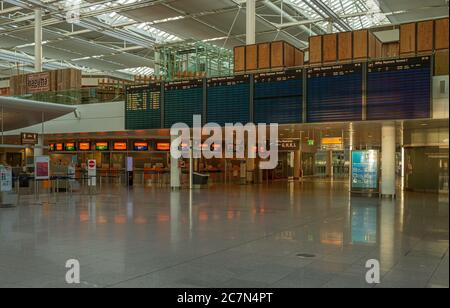 München, Deutschland - April 22. 2020: Flughafenterminal in München während der Corona-Pandemie Stockfoto