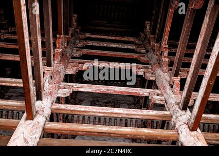 Nara, Japan niedriger Winkel Blick auf Todaiji Tempel Tordecke unter Gebäude hölzerne historische Architektur Stockfoto