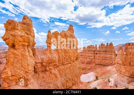 Blick über die Vogelperspektive auf die orangen Felsformationen des Hoodoos im Bryce Canyon National Park in Utah Queens Garden Navajo Loop Trail Stockfoto