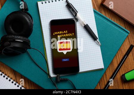 Spanisch lernen mit einer Telefon-App und Kopfhörern Stockfoto