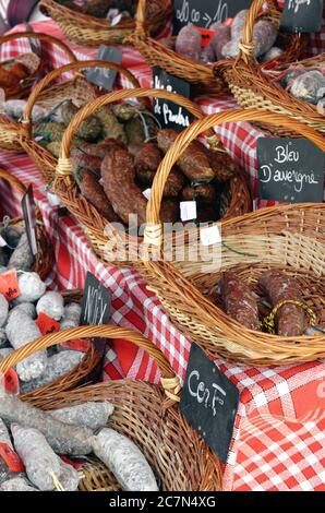 PROVENCE, FRANKREICH - 6. JULI 2014: Französische Würste - Salami blau und eine andere in den Körben auf einem ländlichen Markt. Straßenmärkte sehr beliebt in der Provence Stockfoto