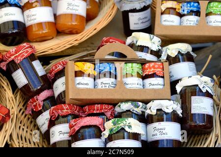 PROVENCE, FRANKREICH - 15. JULI 2014: Gläser einer anderen französischen Marmelade auf dem ländlichen Markt. Straßenmärkte sehr beliebt in der Provence Stockfoto