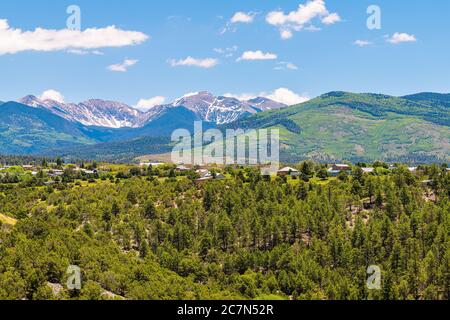 Landschaft Hochwinkel Panoramablick Stadtbild im Sommer von High Road nach Taos von Bergen und Dorf namens Truchas in New Mexico, USA Stockfoto