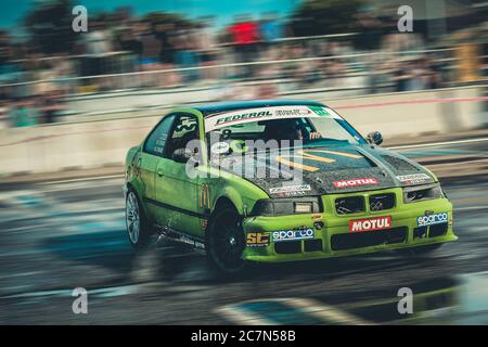 Mailand, Italien, 03. Juni 2018: Rennwagen auf nassem Asphalt während der 1. Drift Show Il Destriero auf dem IPER Drive in Mailand. Stockfoto